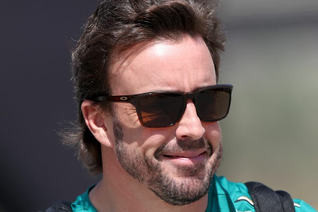 Fernando Alonso é o dono do maior sorriso do dia no Bahrein (Foto: Aston Martin)