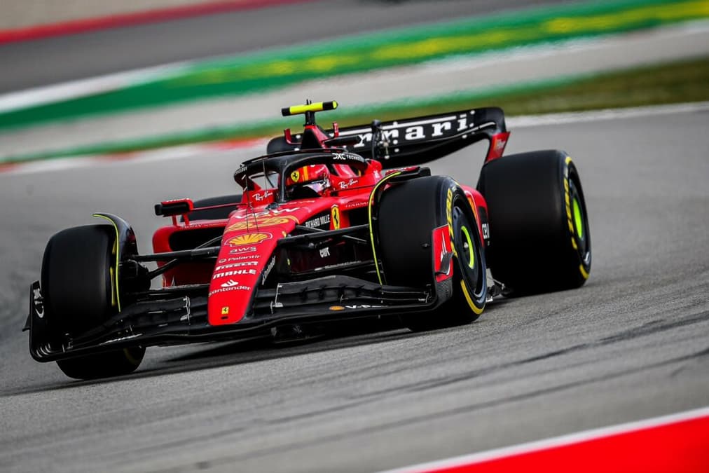 A Ferrari ainda bate cabeça nas decisões de pista, mas isso é culpa do ritmo de corrida ruim, na visão de Carlos Sainz (Foto: Ferrari)