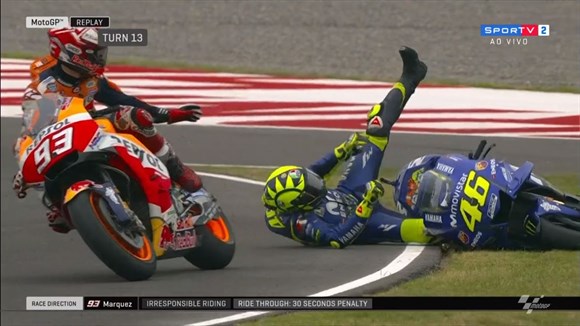 Rossi chuta e derruba rival na curva durante prova da MotoGP
