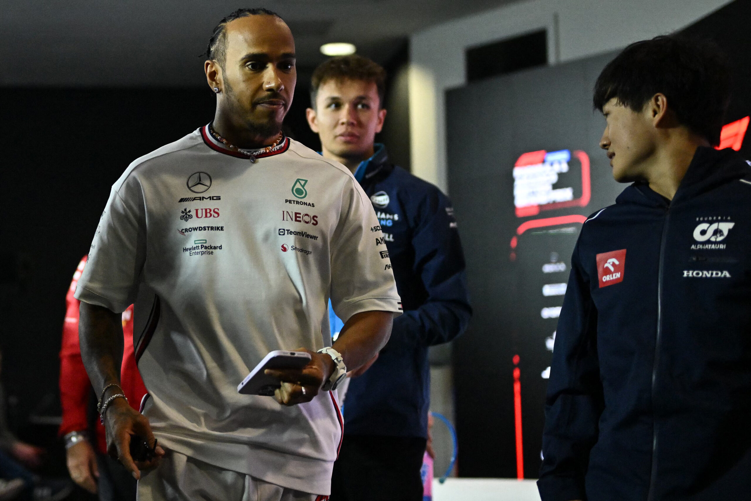 Hamilton prevê renovação com Mercedes “antes do fim da temporada” e rejeita saída