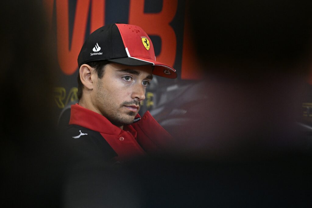 Leclerc revela que “considerou opções”, mas reitera “sonho em ser campeão com Ferrari”