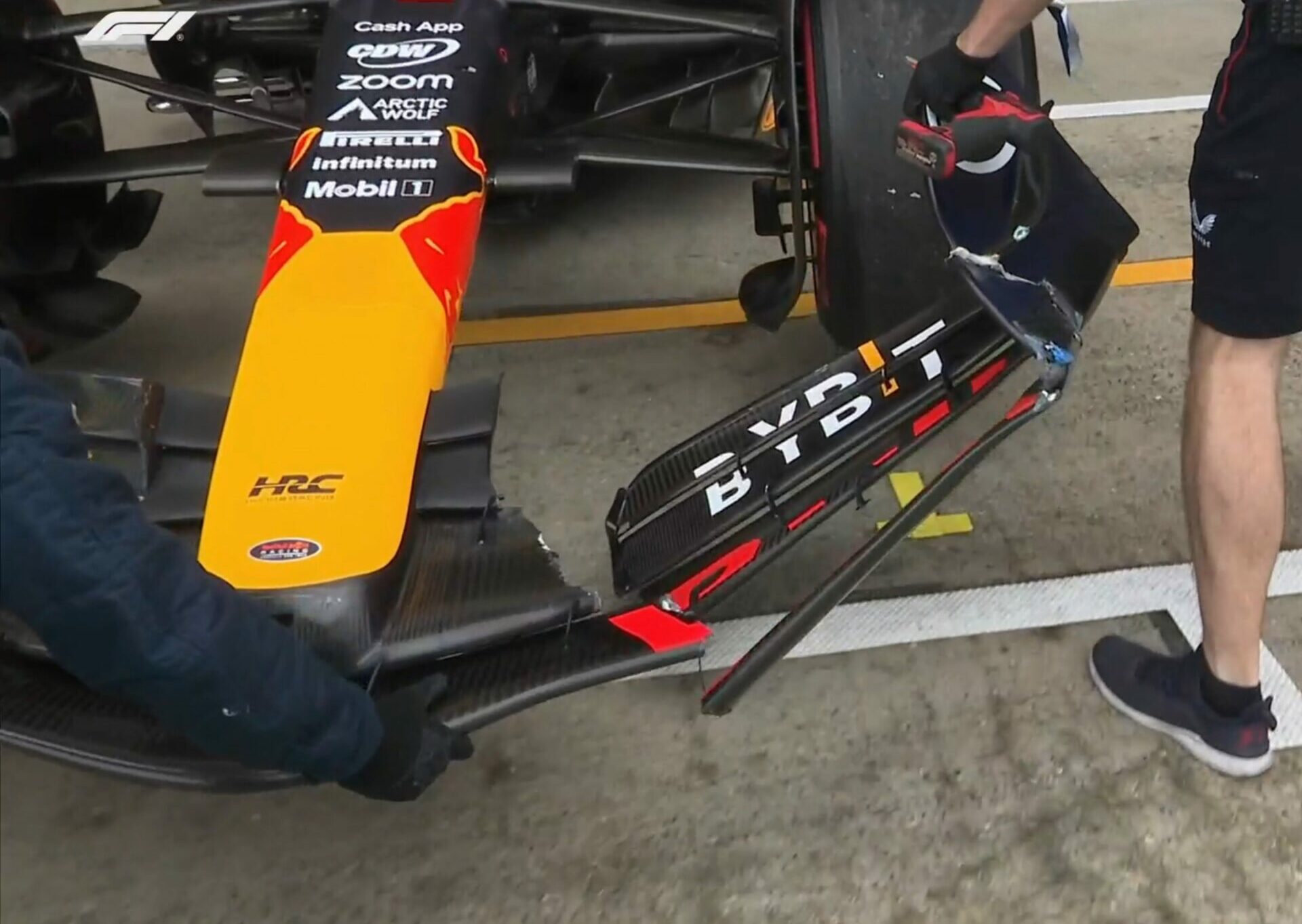 Verstappen faz ‘barbeiragem’ e bate no muro do pit-lane no Q1 em Silverstone