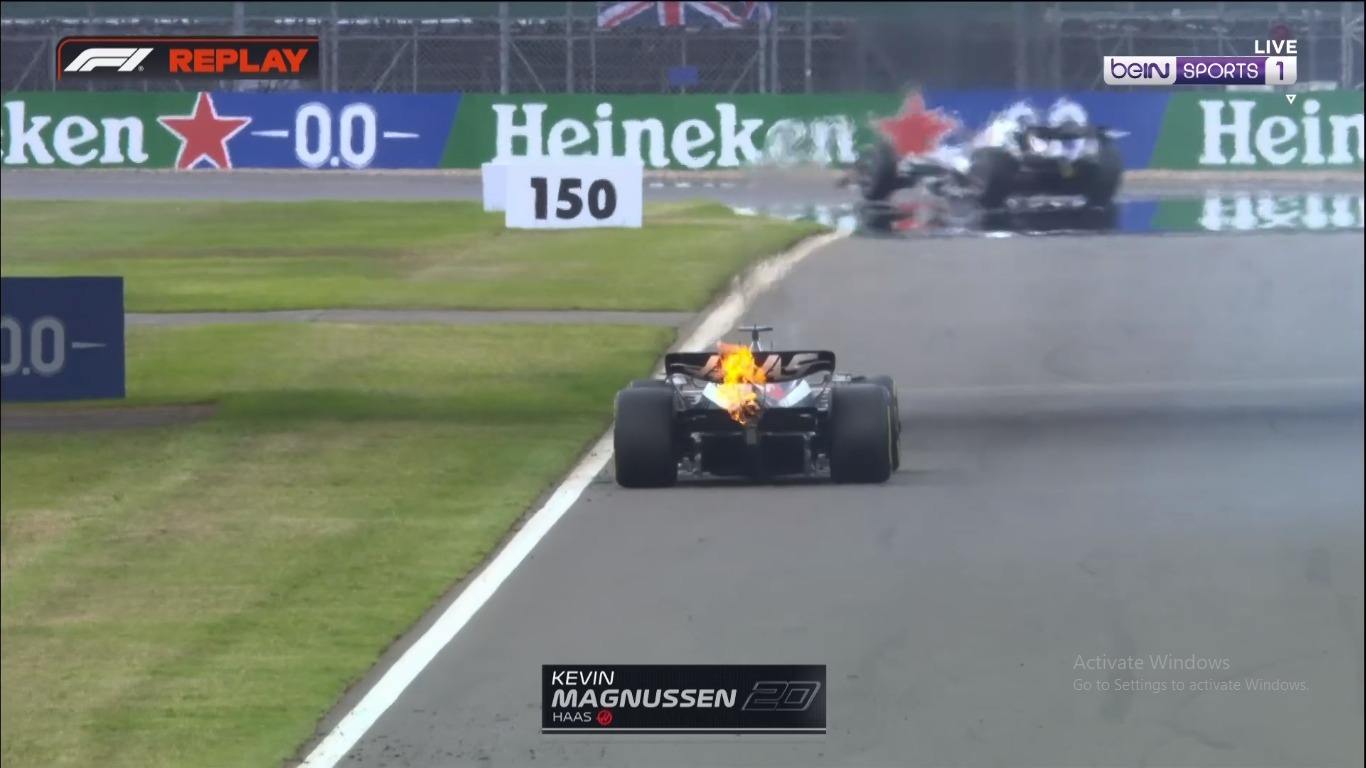 Magnussen vê Haas em chamas e para com problemas no motor durante GP da Inglaterra