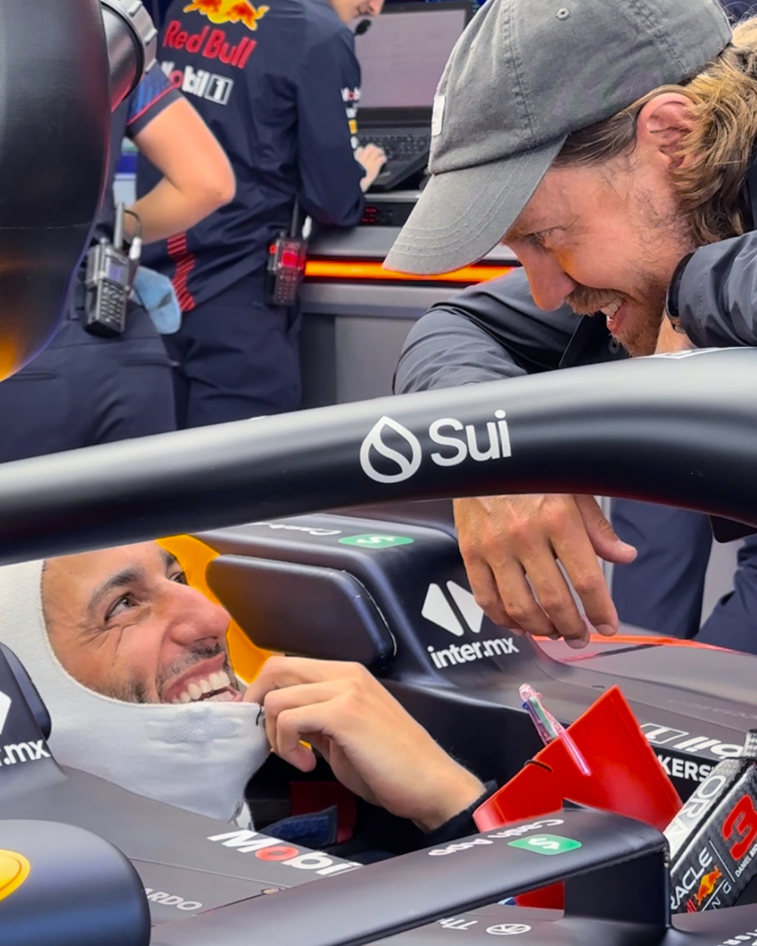 Vettel faz visita surpresa para Ricciardo durante teste da Pirelli em Silverstone