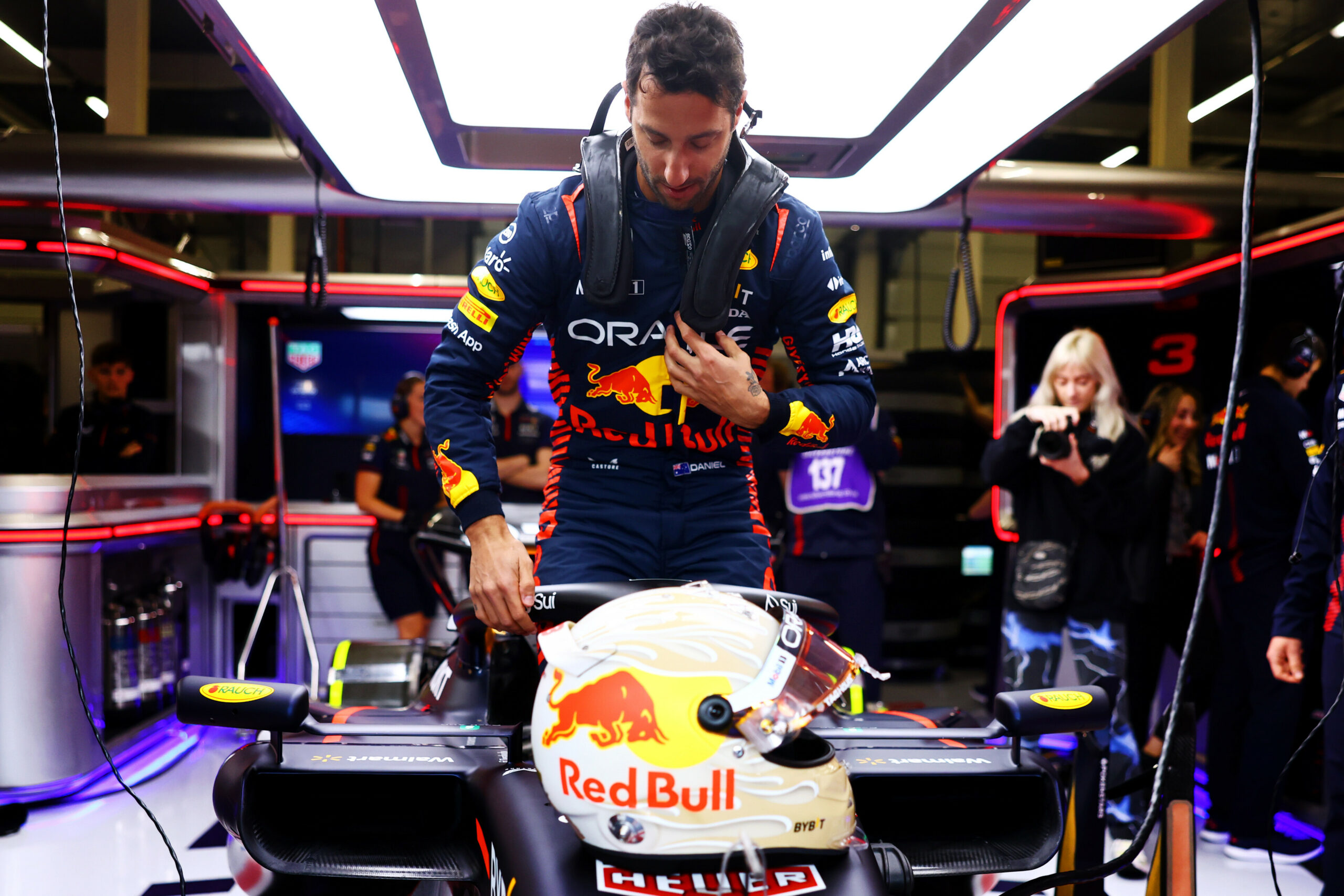 Ricciardo assume volante do RB19 em teste de pneus da Pirelli em Silverstone