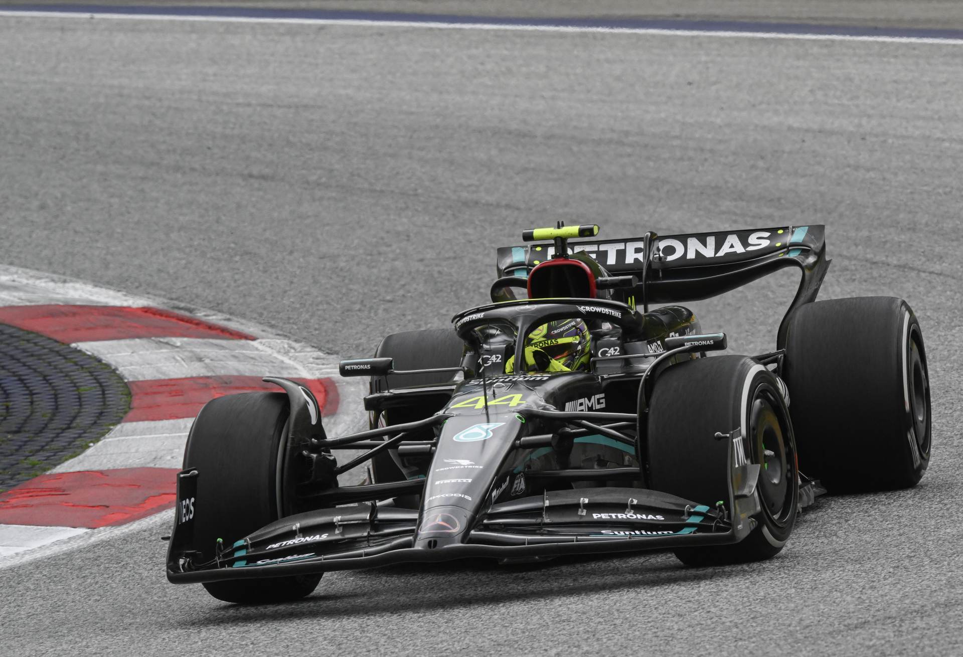 Hamilton reclama e toma bronca da Mercedes na Áustria: “Carro está ruim, mas pilote”