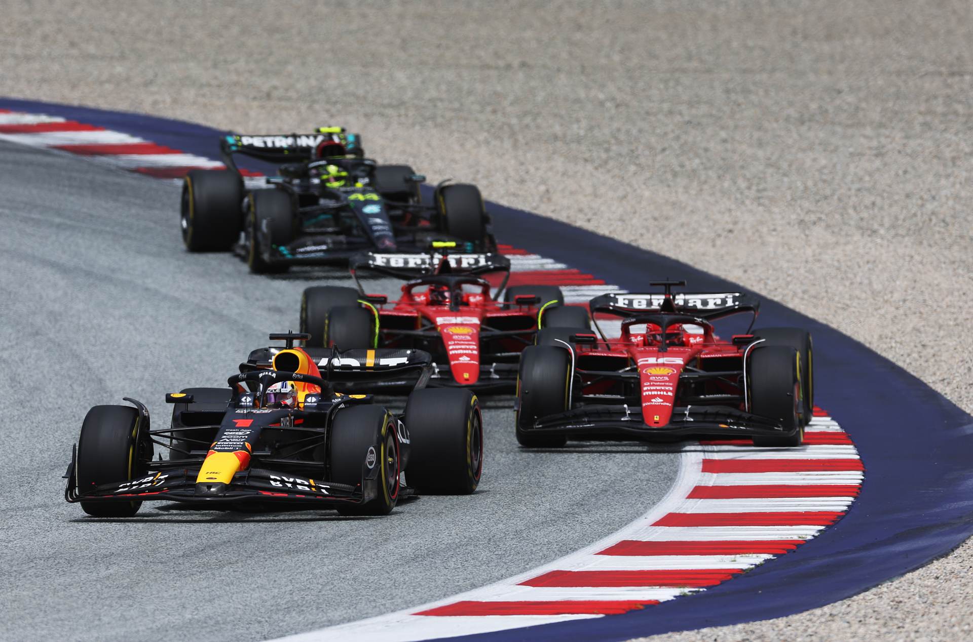 Verstappen domina e vence GP da Áustria com festival de punições. Leclerc é 2º