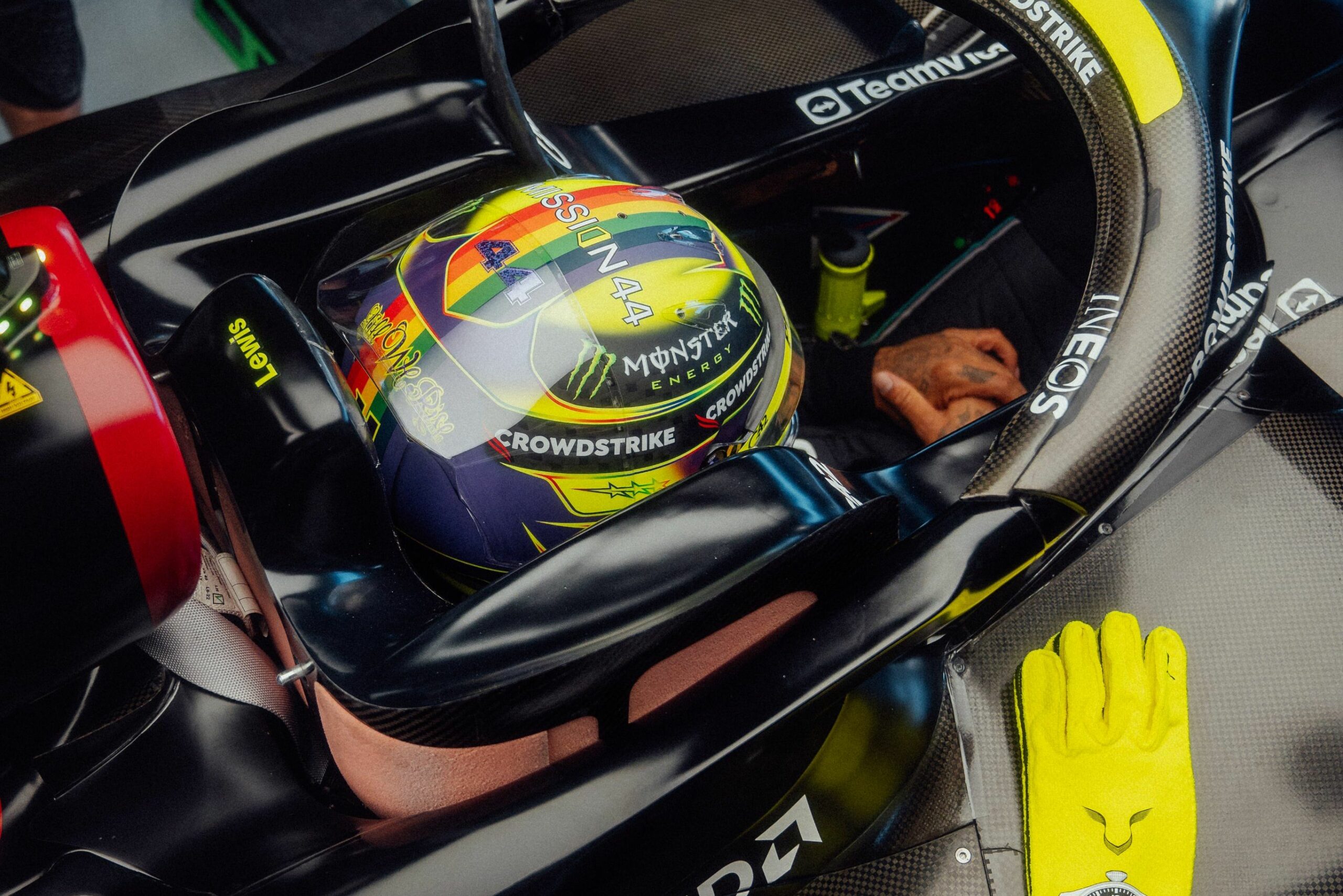 FIA aplica reprimenda à Mercedes por atraso de Hamilton na coletiva de Silverstone
