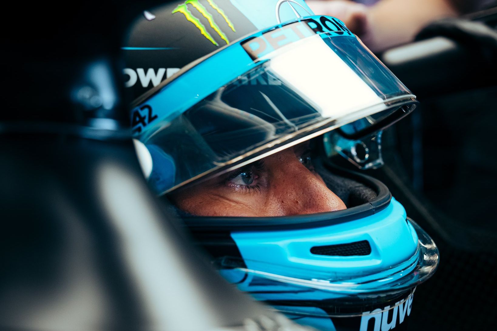 Russell vê Mercedes buscando inspiração em “anos de glória” para carro de 2024