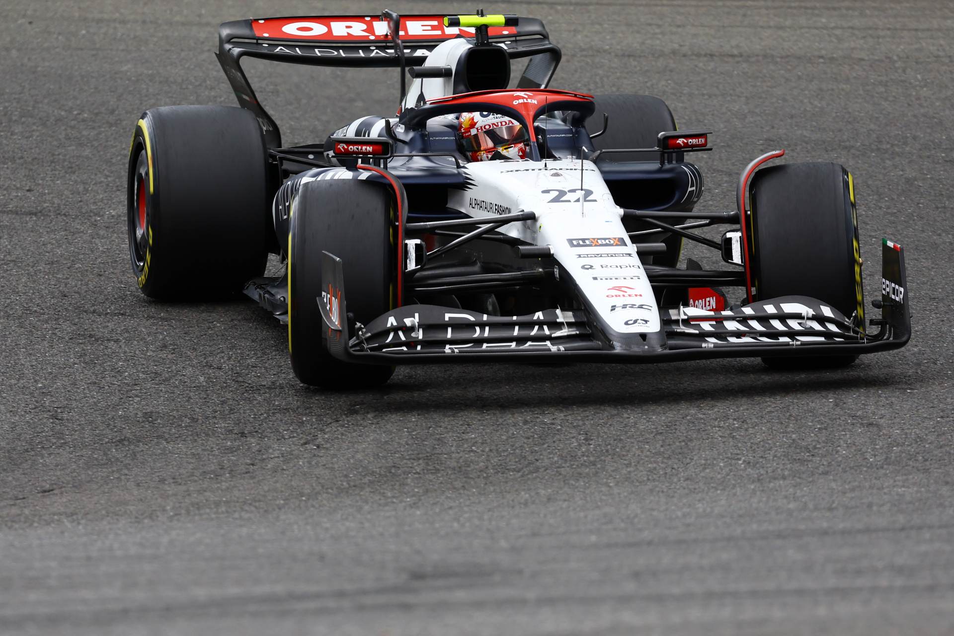 Tsunoda admite que se vê “sob pressão” com Ricciardo, mas destaca aprendizado