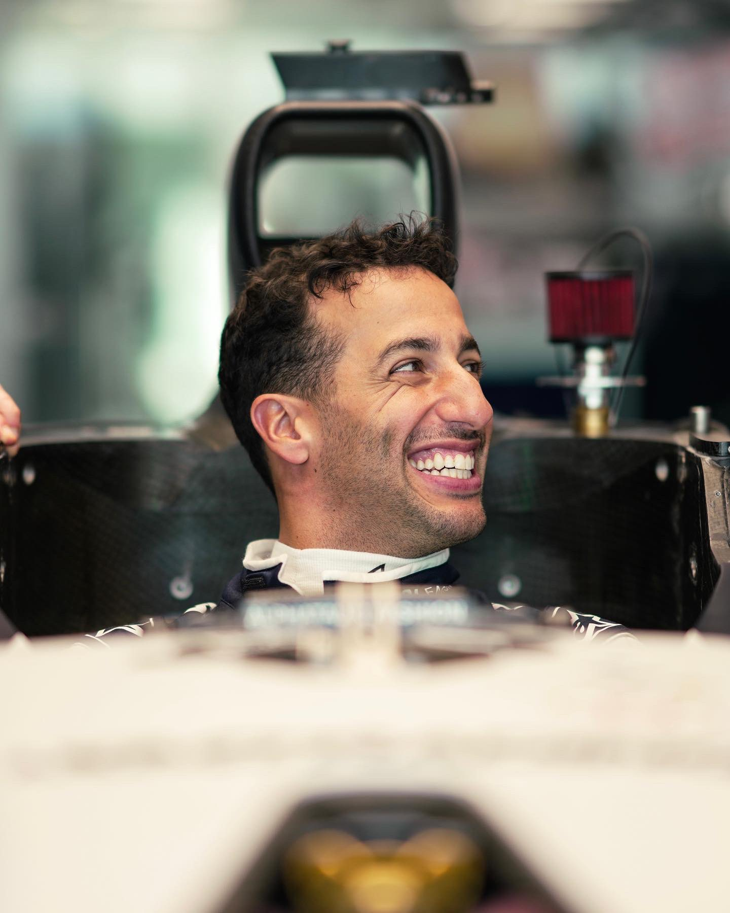 Ricciardo visita fábrica da AlphaTauri e molda assento para retorno à Fórmula 1