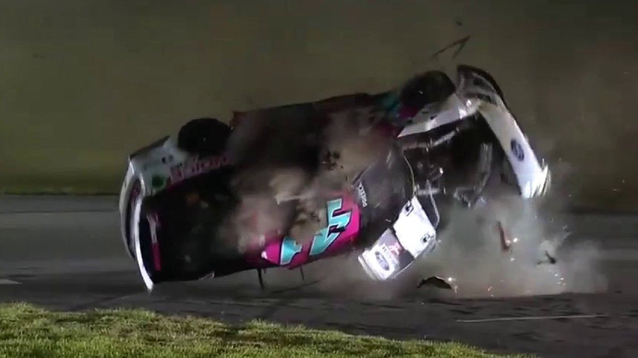 Preece capota várias vezes em impressionante acidente na Nascar em Daytona