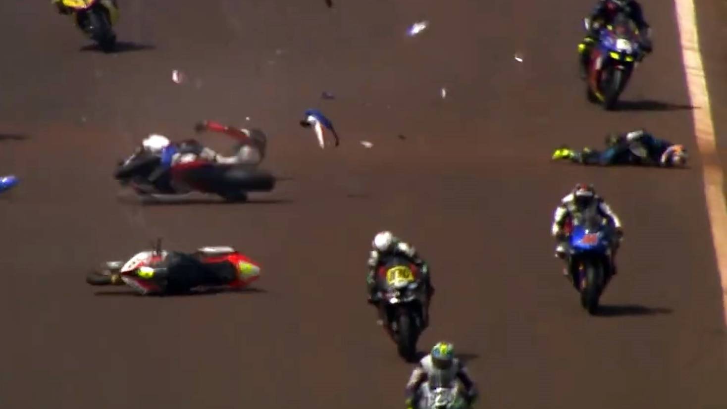 Pilotos sofrem acidente em corrida da Moto 1000GP em Cascavel